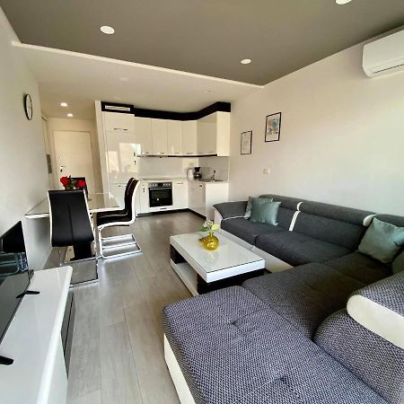 Modern Apartments With Garage Макарска Екстериор снимка