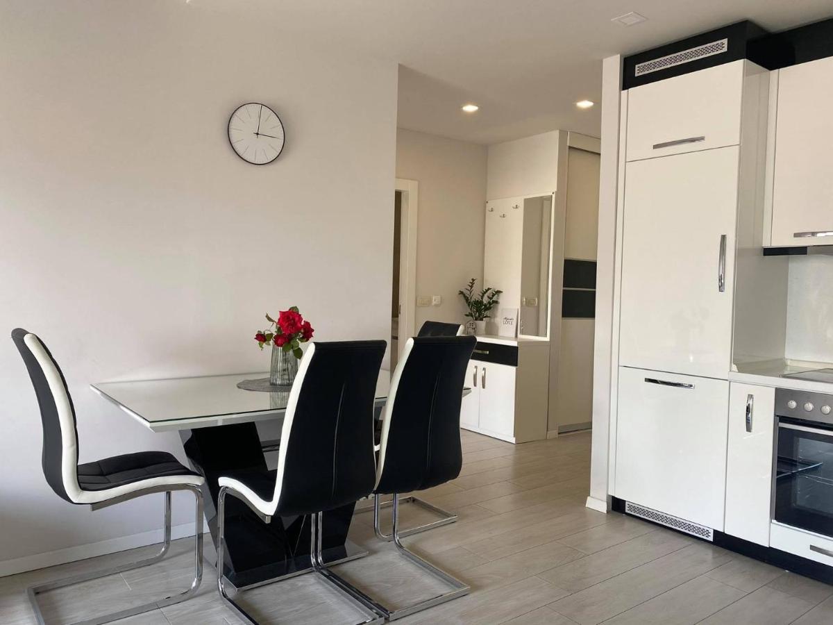 Modern Apartments With Garage Макарска Екстериор снимка