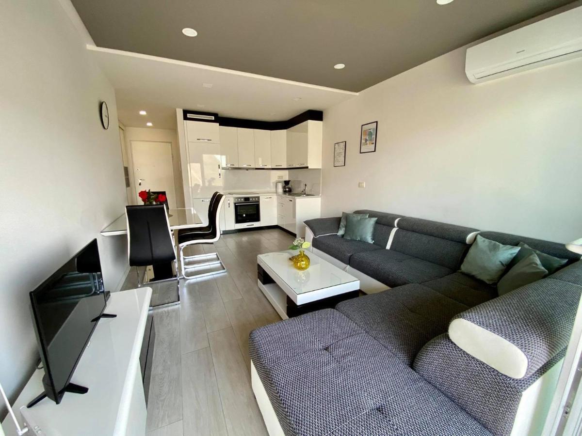 Modern Apartments With Garage Макарска Екстериор снимка