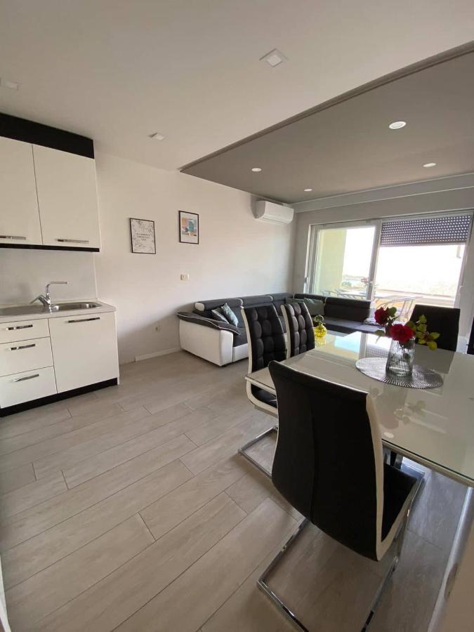 Modern Apartments With Garage Макарска Екстериор снимка