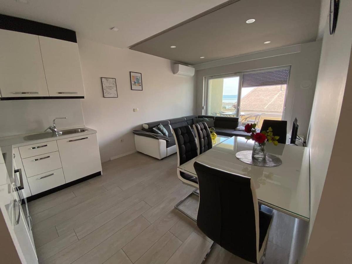 Modern Apartments With Garage Макарска Екстериор снимка