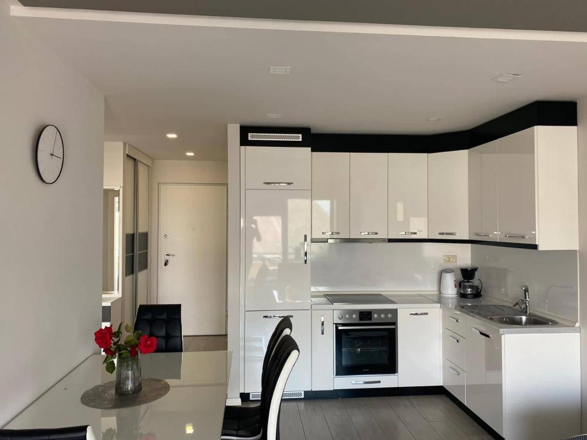Modern Apartments With Garage Макарска Екстериор снимка