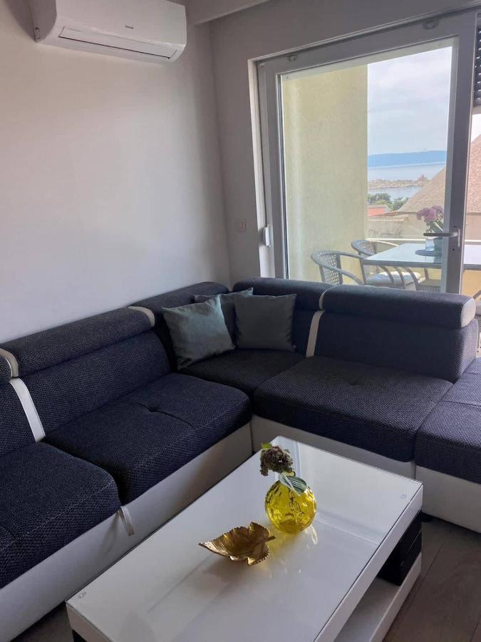 Modern Apartments With Garage Макарска Екстериор снимка